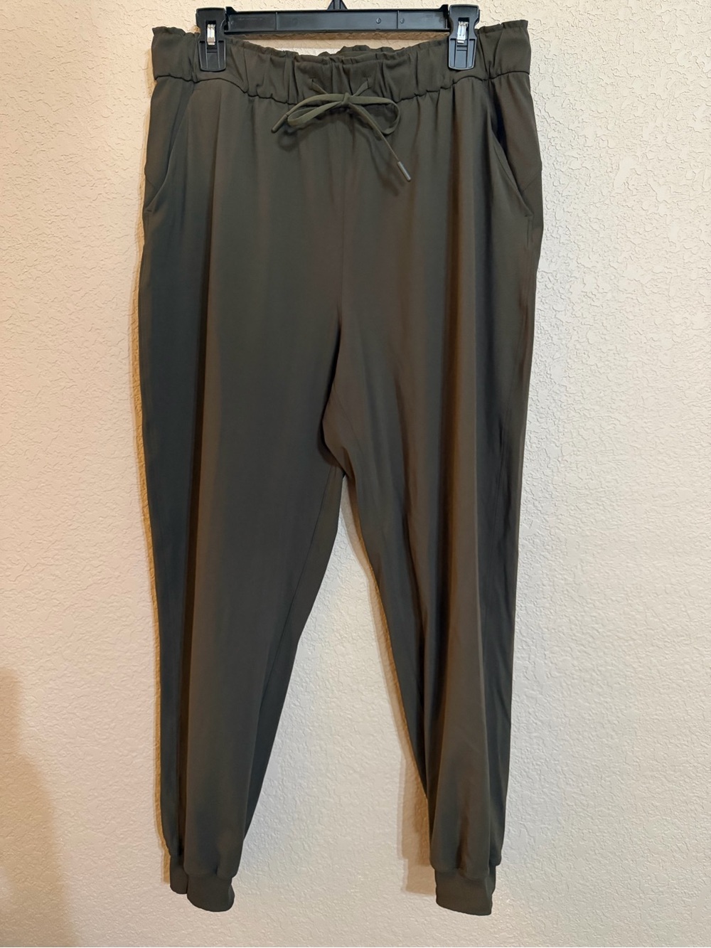 lululemon athletica Women’s Olive Green Jogger Pants Sz 12